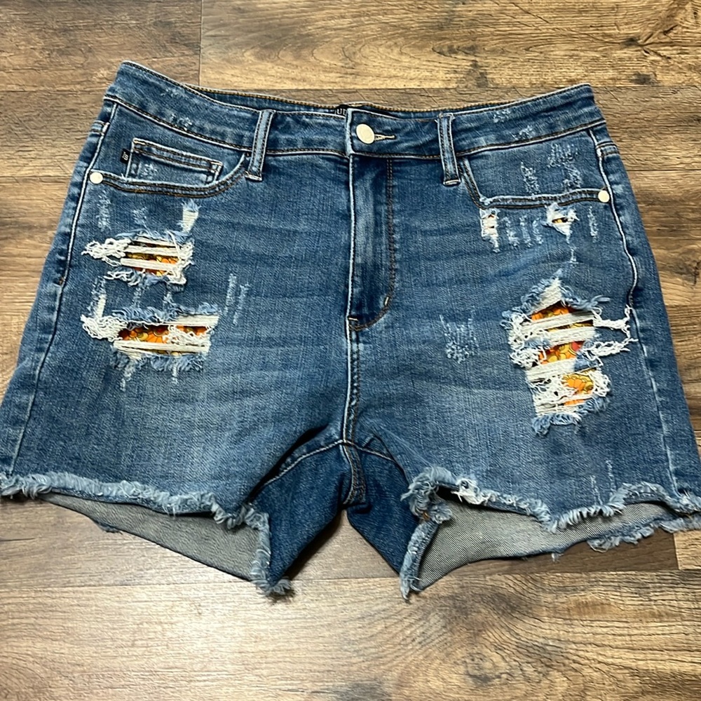 Judy Blue distressed shorts size large